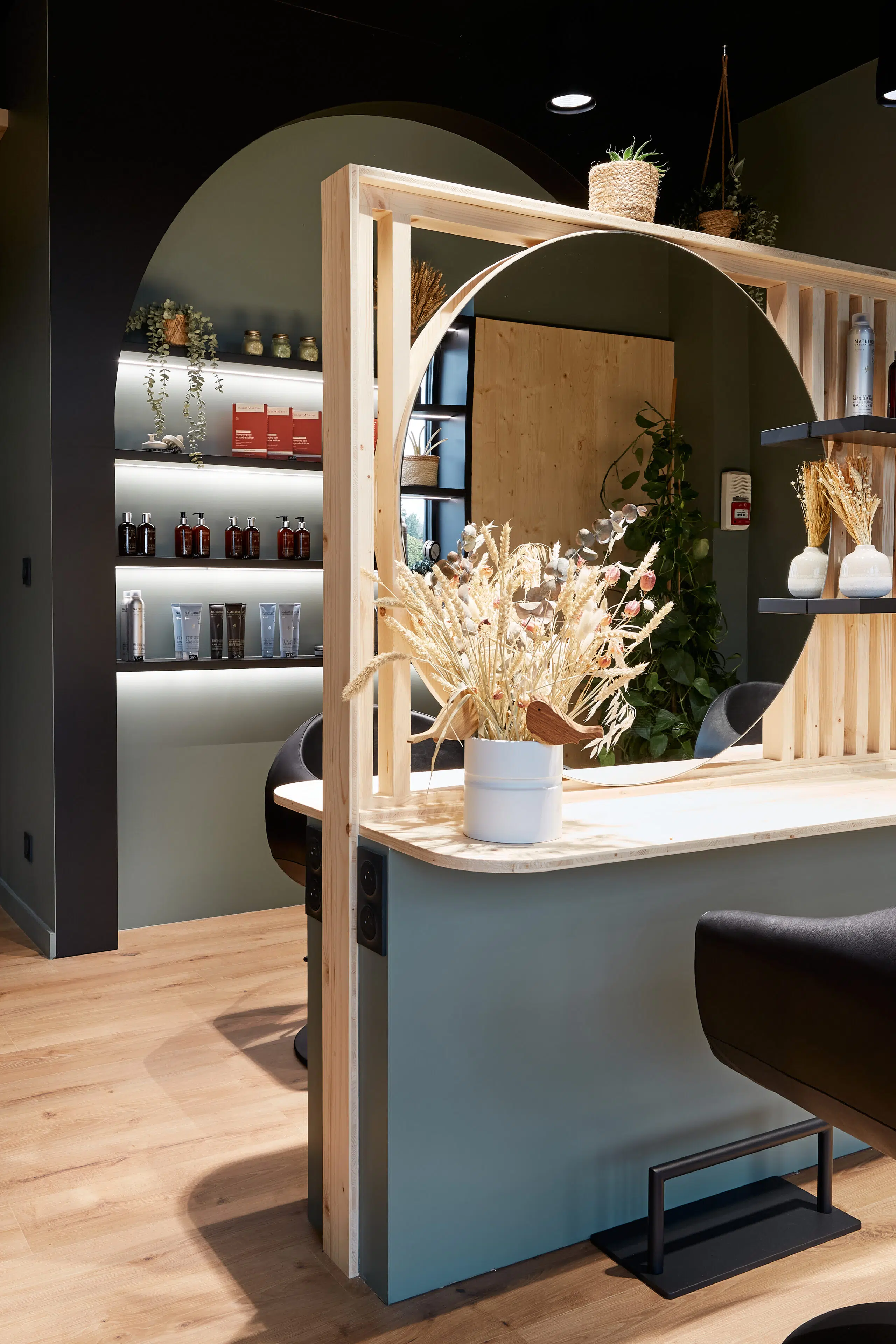 Vegetal Mood : agencement d’un salon de coiffure végétal, réalisé par Inside