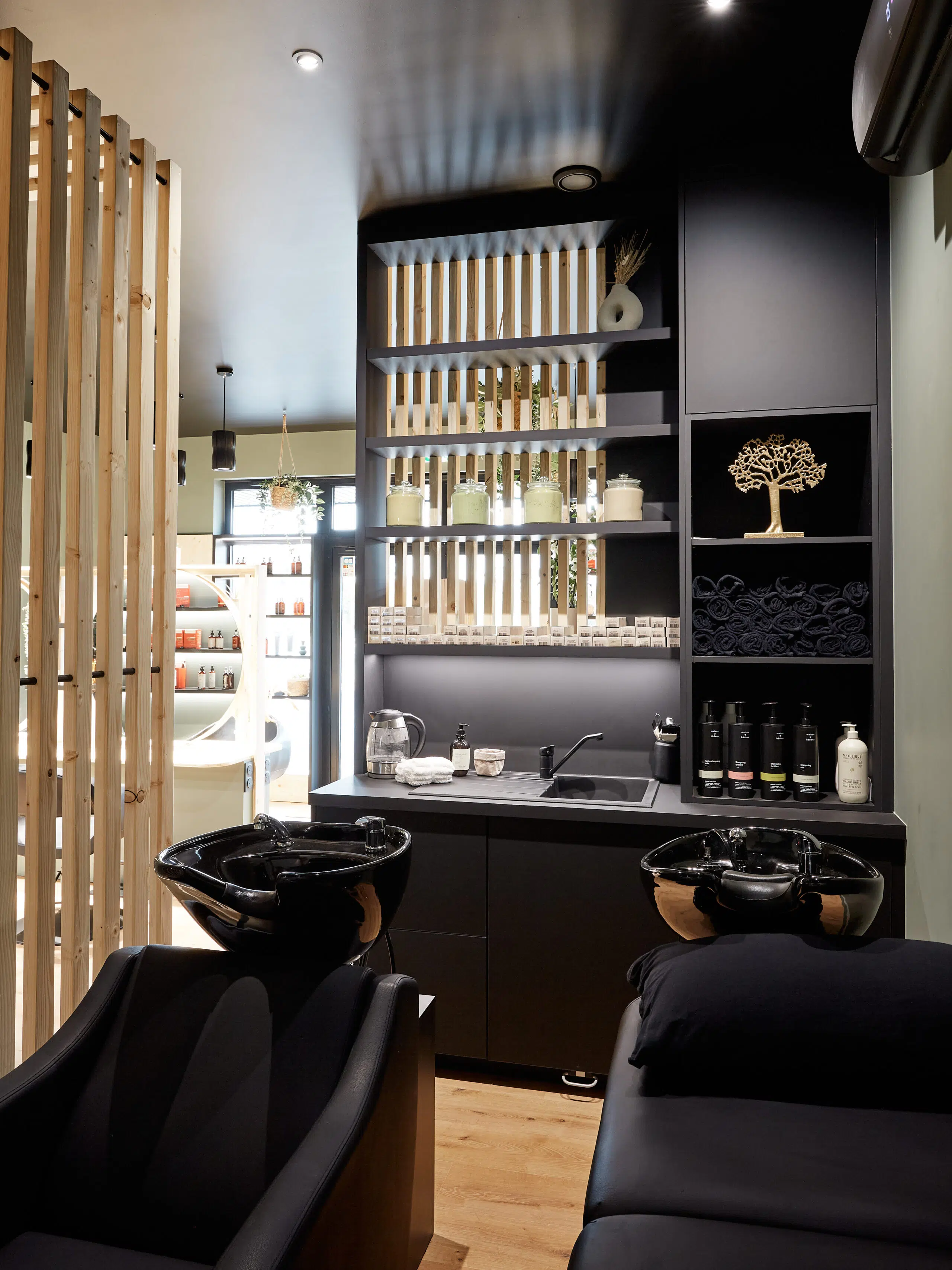 Vegetal Mood : agencement d’un salon de coiffure végétal, réalisé par Inside