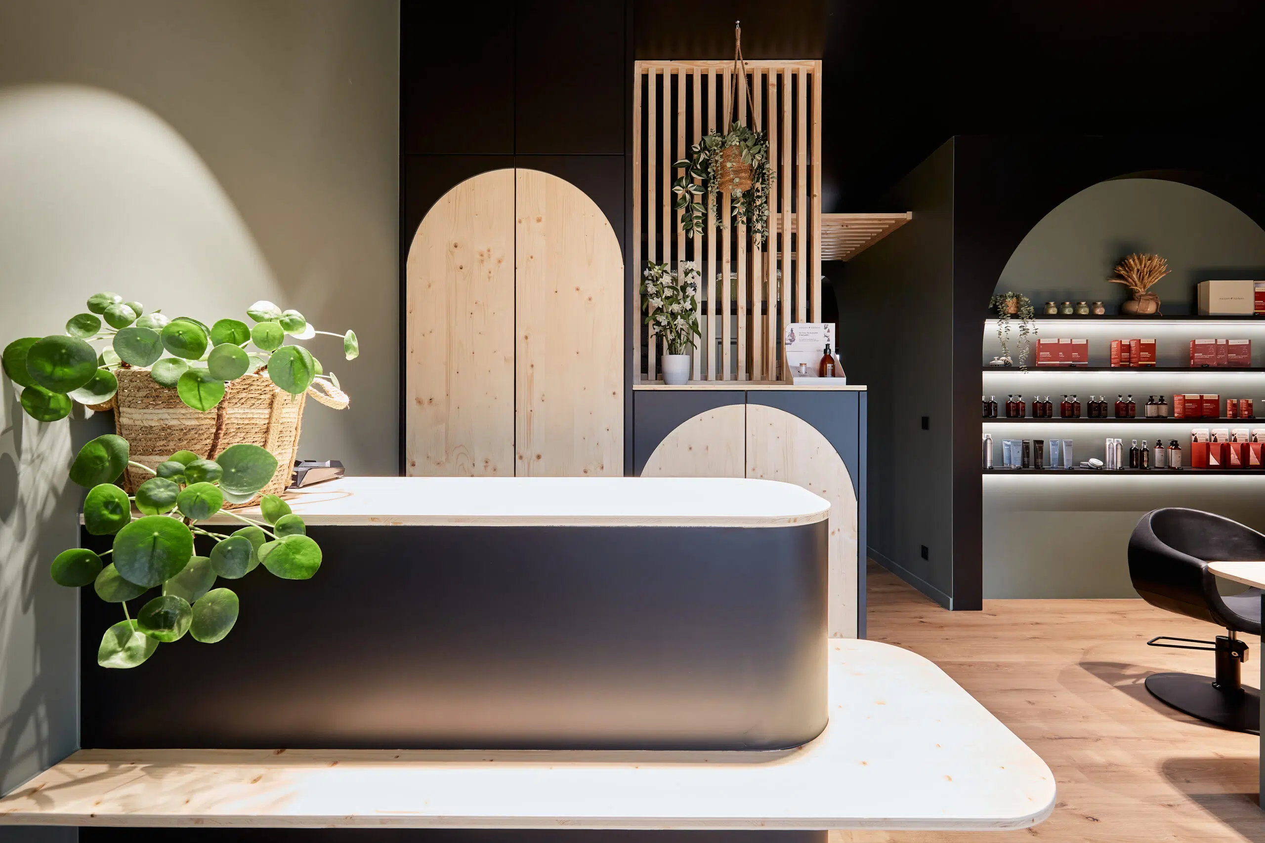 Vegetal Mood : agencement d’un salon de coiffure végétal, réalisé par Inside