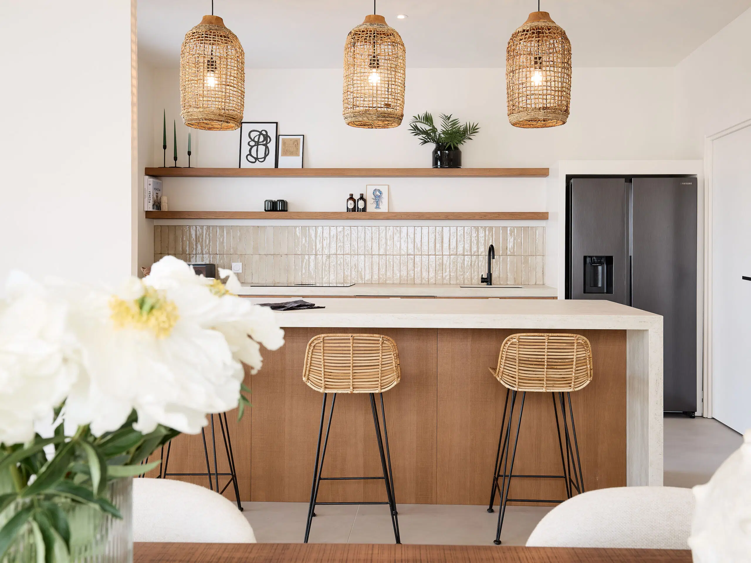 Cuisine sur mesure aux façades en chêne scié brun, plan en céramique travertin et poignées Leaf