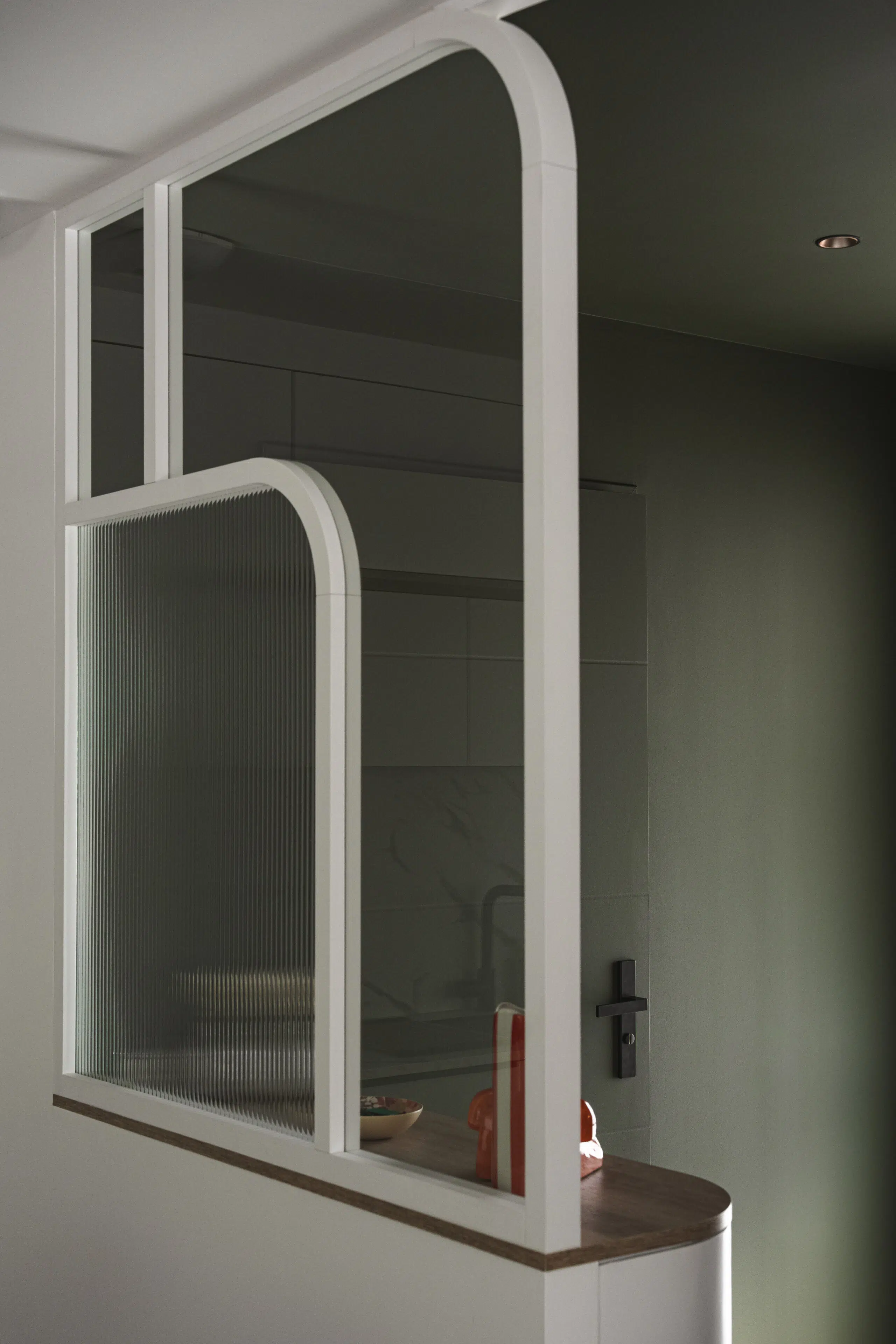 Soft Lines : entrée avec verrière sur mesure aux lignes courbes à Pluvigner, réalisée par Inside