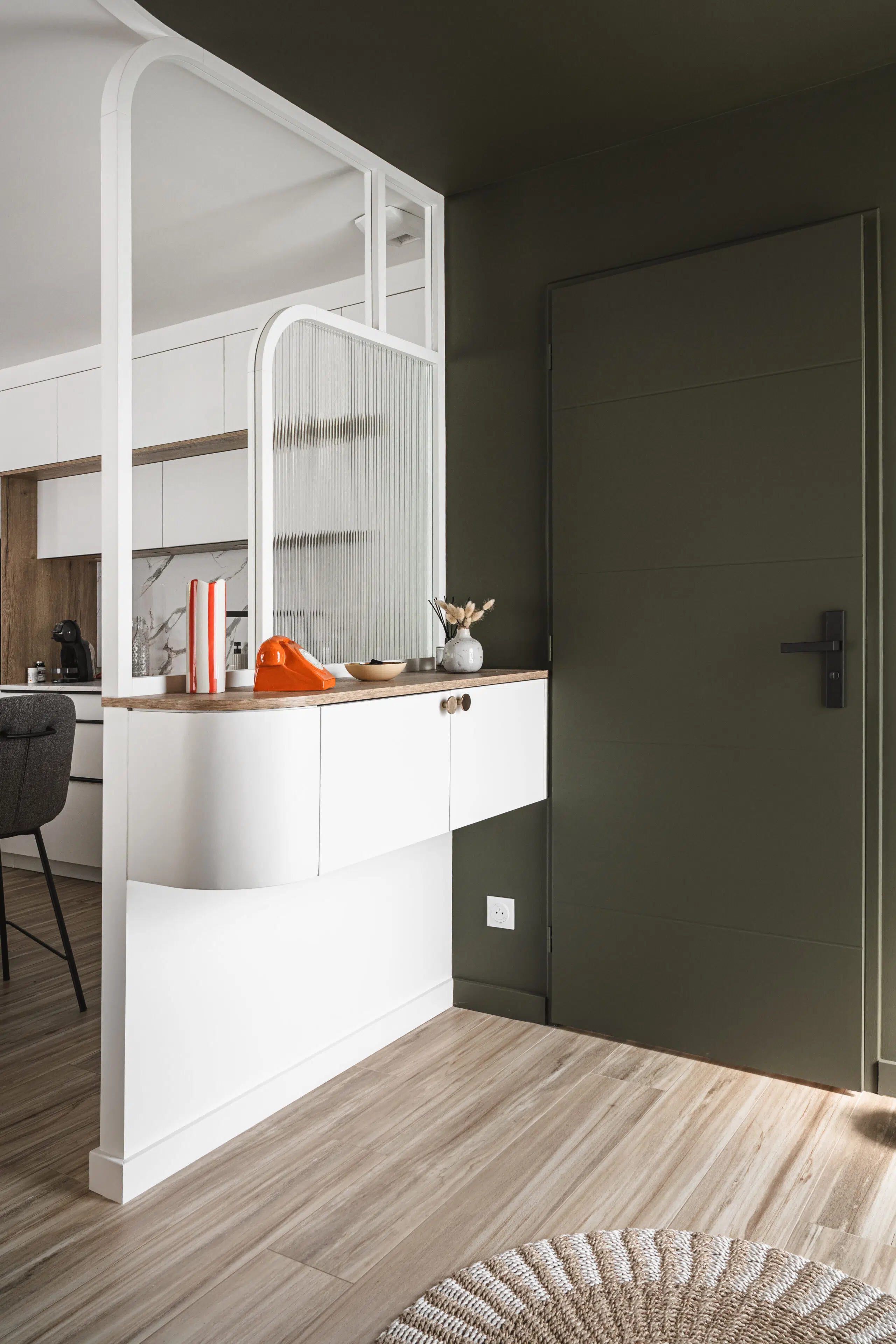 Soft Lines : entrée avec verrière sur mesure aux lignes courbes à Pluvigner, réalisée par Inside