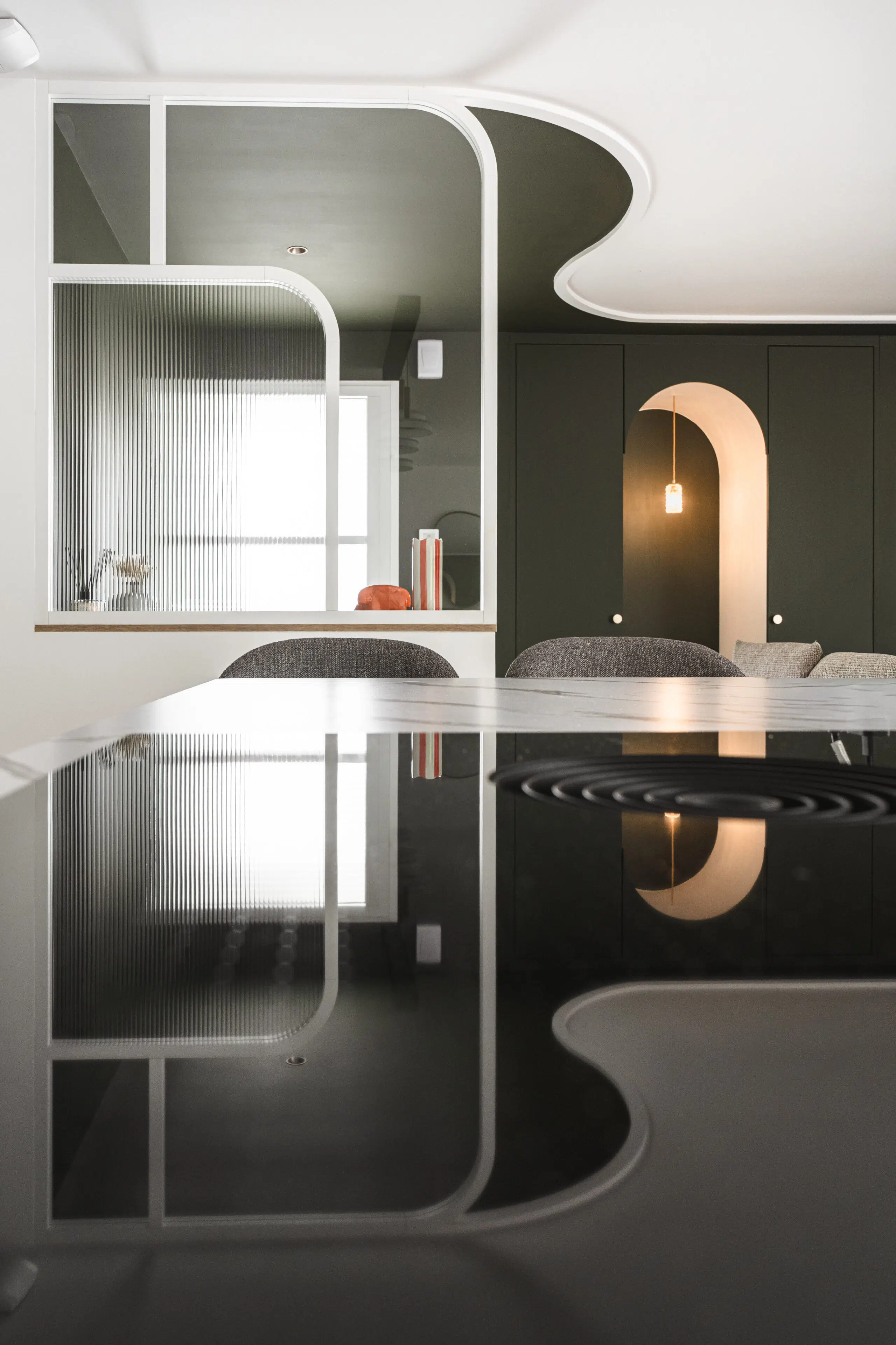 Soft Lines : entrée avec verrière sur mesure aux lignes courbes à Pluvigner, réalisée par Inside