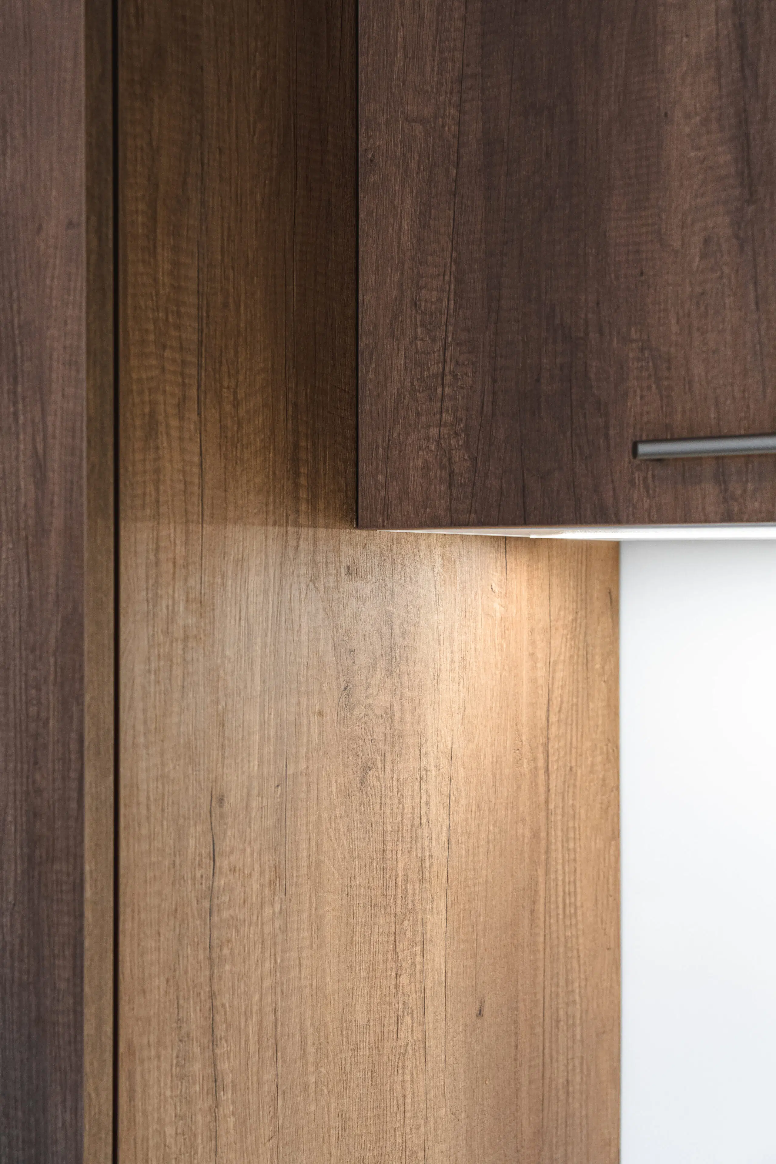 Warm Balance : cuisine sur mesure aux façades effet bois et plan clair, réalisée par Inside
