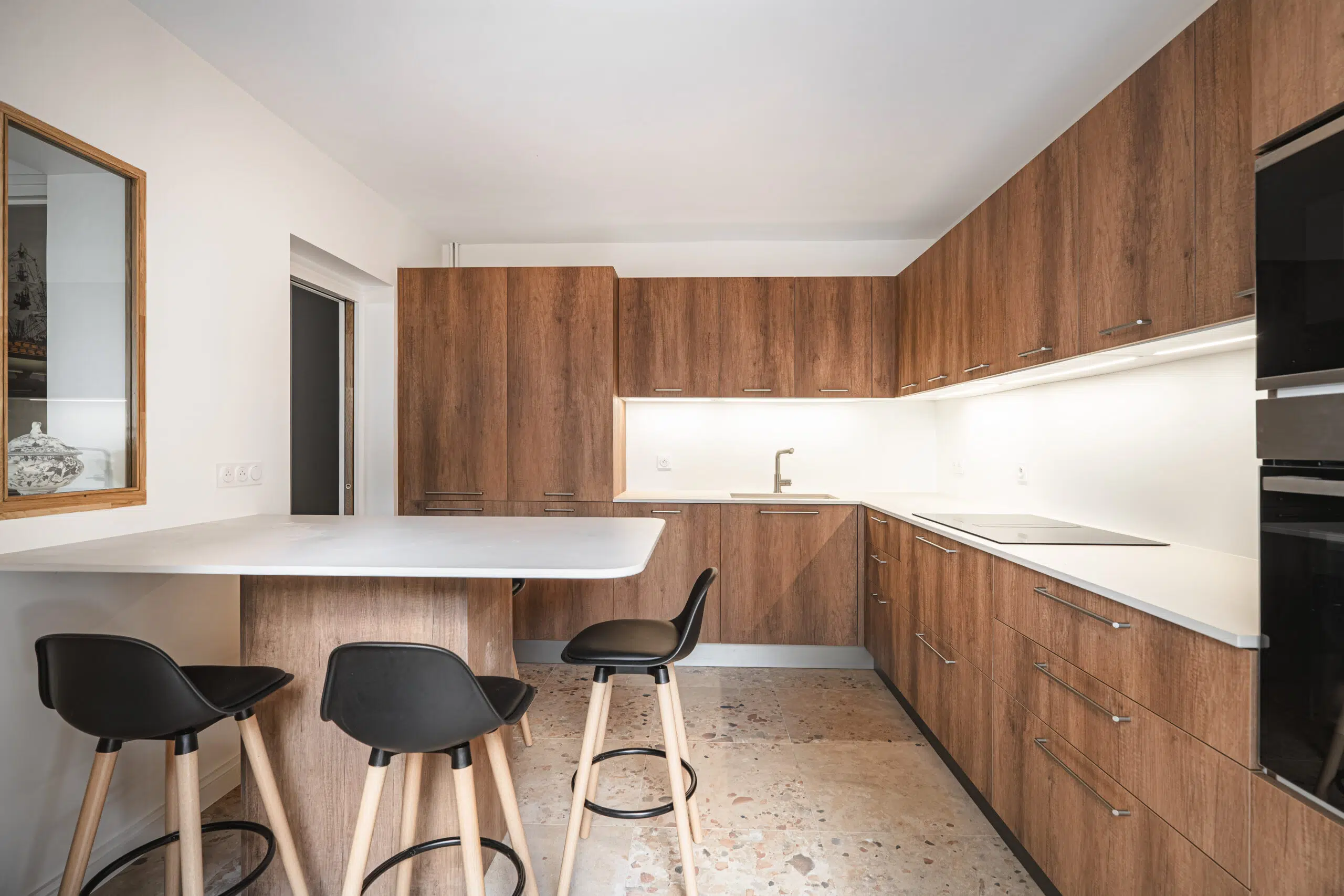 Warm Balance : cuisine sur mesure aux façades effet bois et plan clair, réalisée par Inside