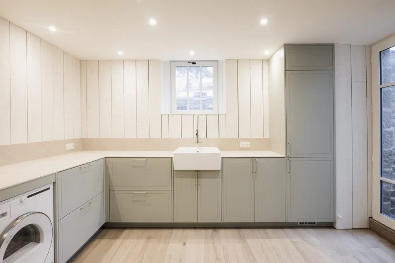 Buanderie rénovée et agencée sur mesure avec rangements intégrés