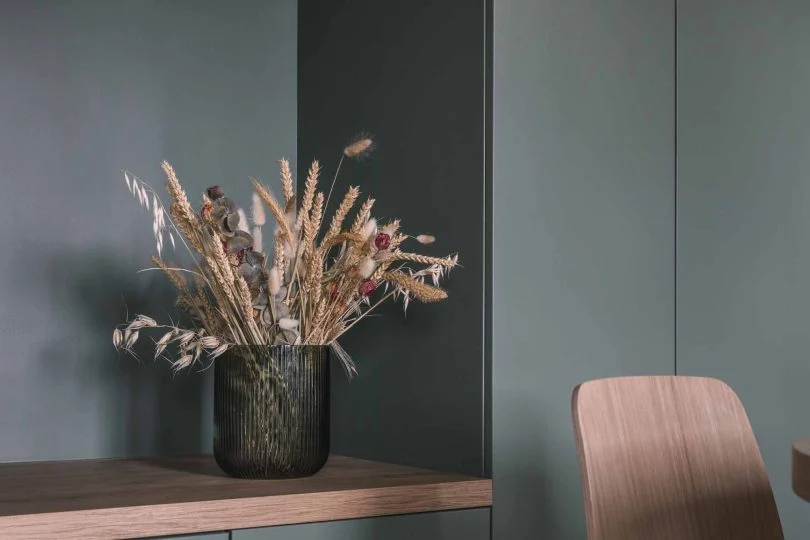 Maison de bord de mer rénovée à Quiberon : cuisine ouverte agrandie, coin repas et meuble TV