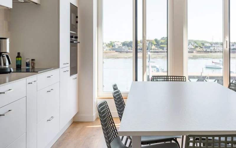 Sea View : cuisine d’angle avec plan Dekton face au port de La Trinité-sur-Mer, réalisée par Inside
