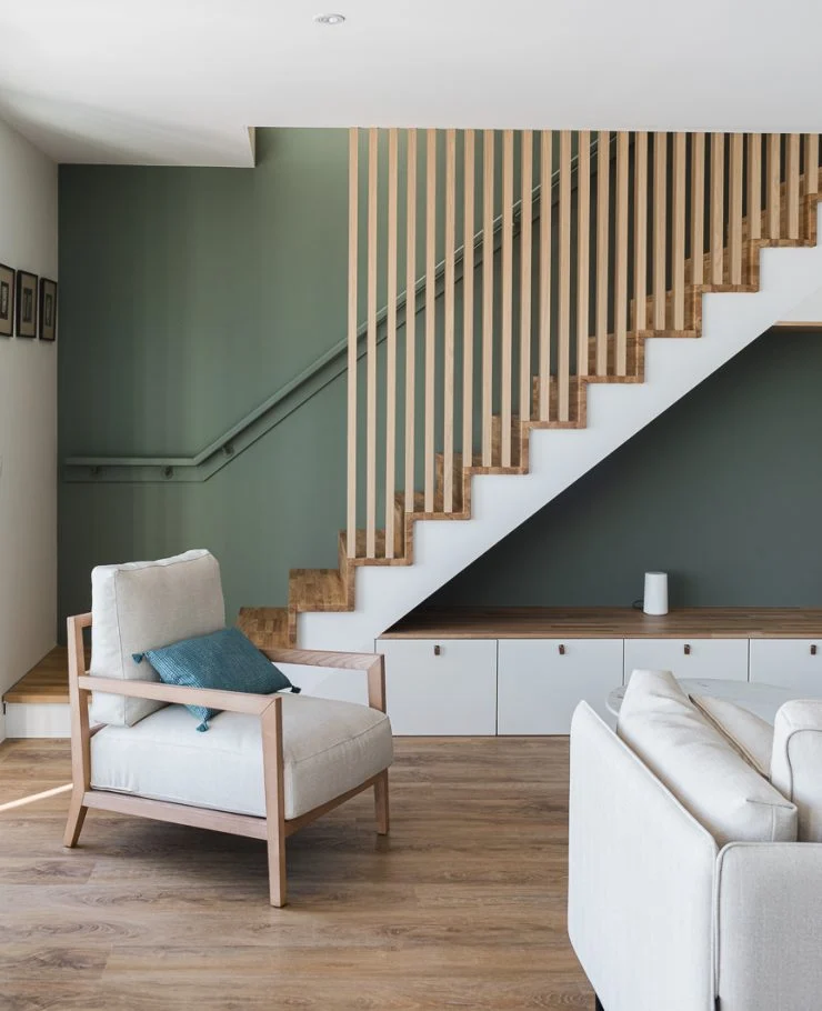 Deux appartements de location vue mer agencés sur mesure en chêne et médium