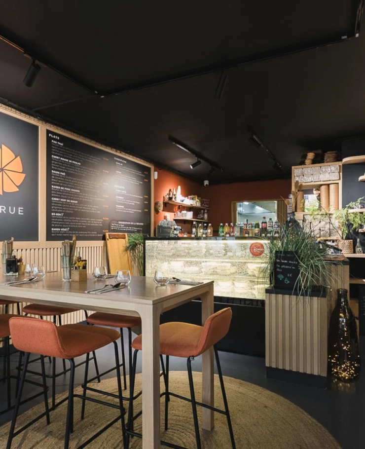 Restaurant de street food thaï à Auray rénové et agencé, avec mobilier Alki