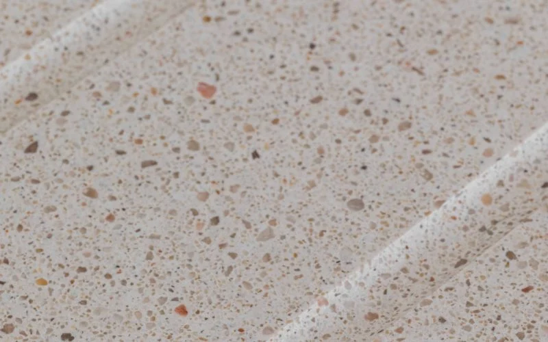 Family Spirit : cuisine ouverte vers la mer, plan en quartz Silestone, réalisée par Inside