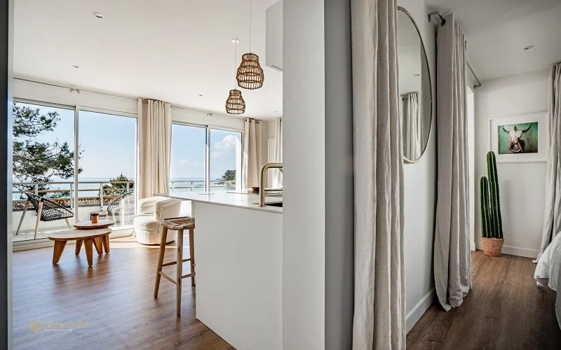 Suites hôtelières face à la mer au Men-Du, rénovées et agencées par Inside