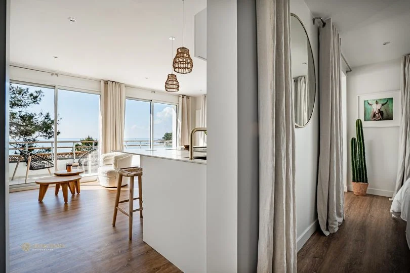 Suites hôtelières face à la mer au Men-Du, rénovées et agencées par Inside