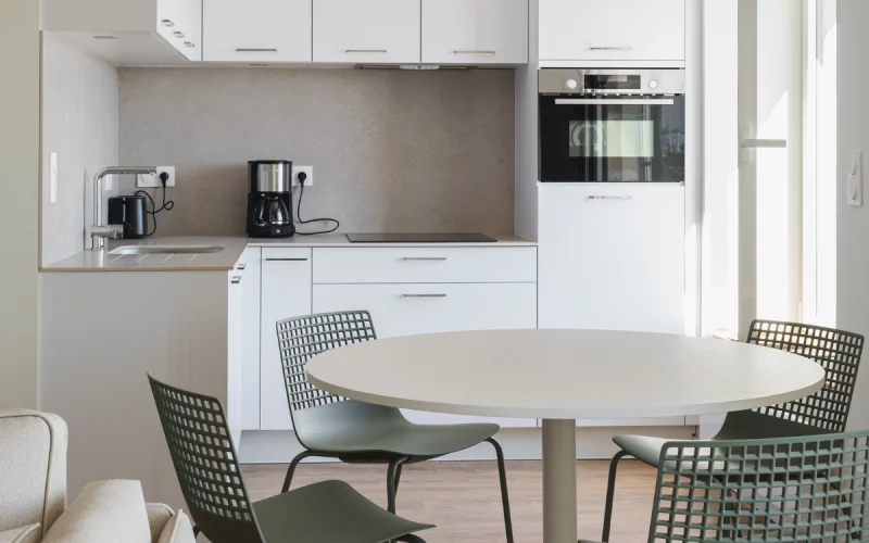Cuisine d’angle avec plan en céramique Dekton dans un appartement face au port de La Trinité-sur-Mer