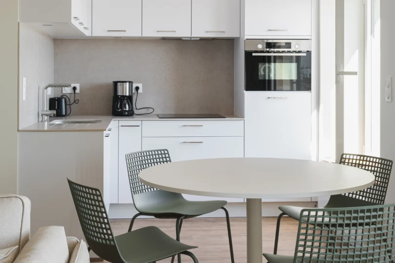 Cuisine d’angle avec plan en céramique Dekton dans un appartement face au port de La Trinité-sur-Mer