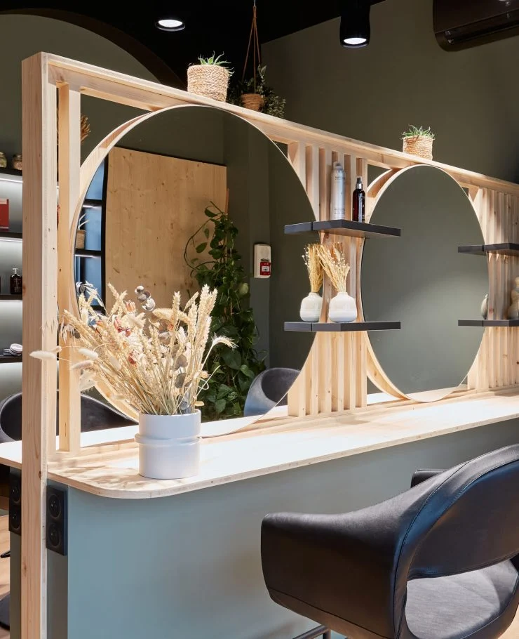 Agencement complet d’un salon de coiffure à l’ambiance végétale, fabriqué dans l’atelier de Crac’h