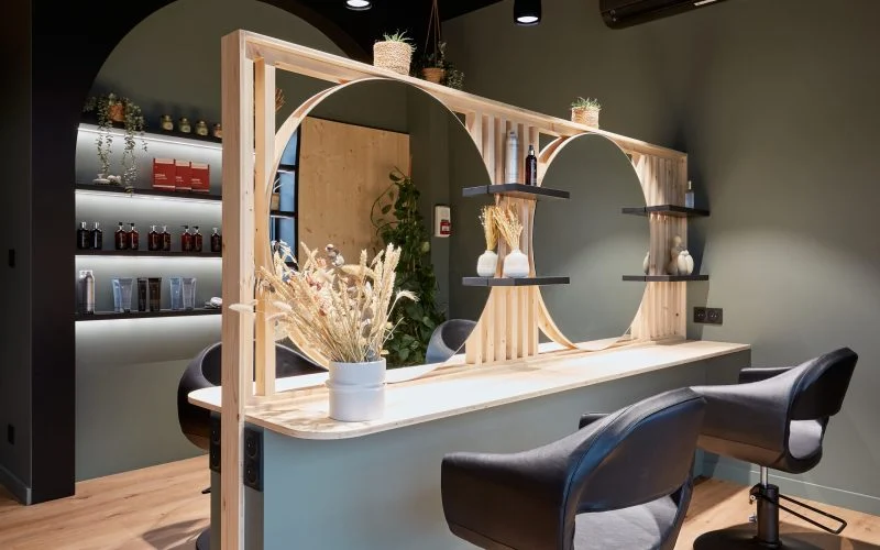 Agencement complet d’un salon de coiffure à l’ambiance végétale, fabriqué dans l’atelier de Crac’h