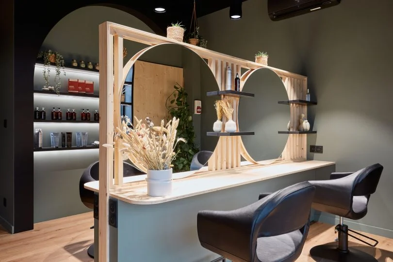 Agencement complet d’un salon de coiffure à l’ambiance végétale, fabriqué dans l’atelier de Crac’h