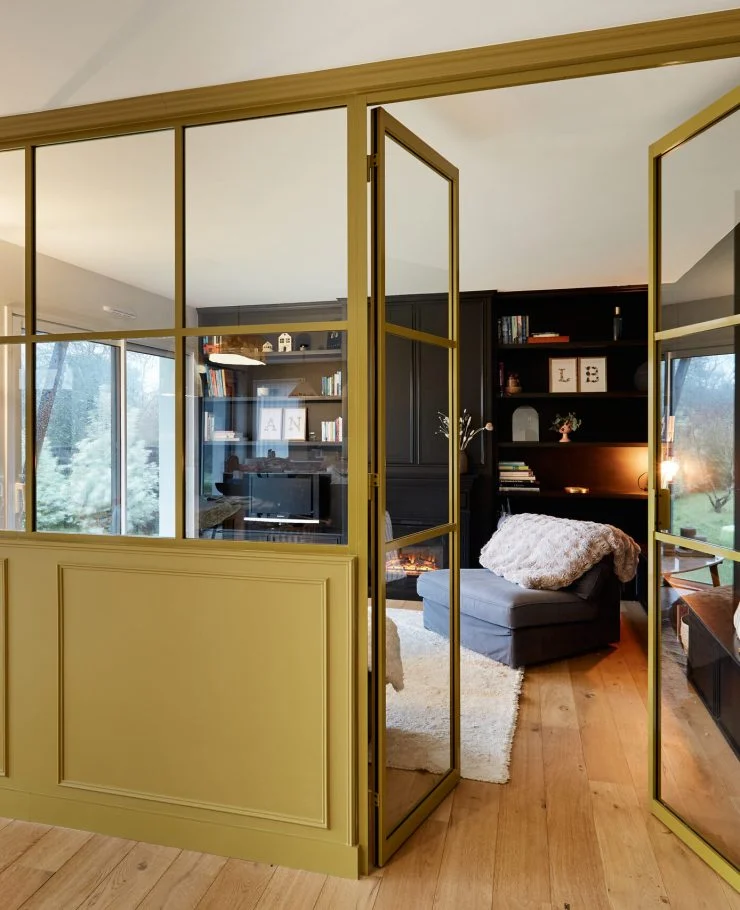 Verrière jaune kiwi sur mesure entre le salon et la salle à manger d’une maison de Baden