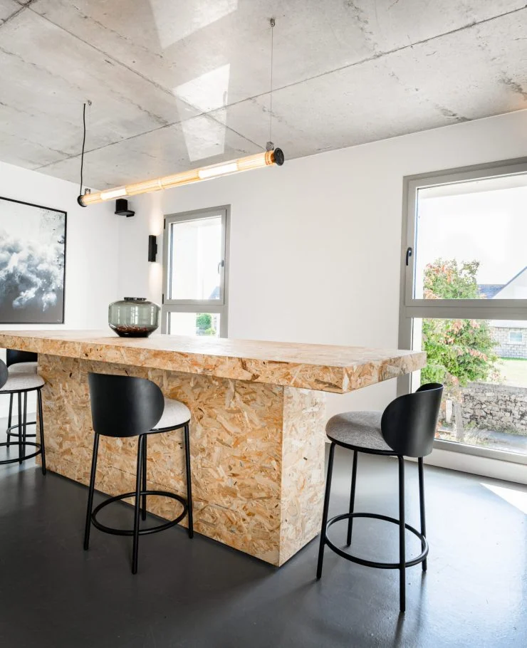 Table de réunion, cuisine et rangements en OSB dans les bureaux de l’agence Berg Immobilier à Plouharnel