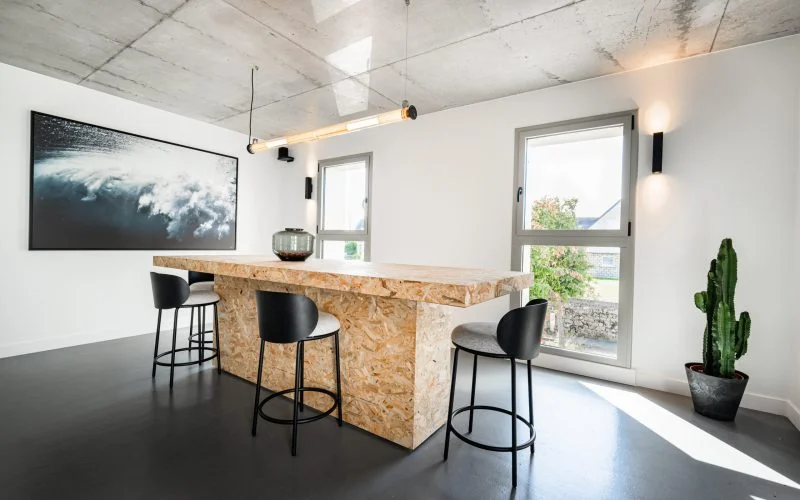 Table de réunion, cuisine et rangements en OSB dans les bureaux de l’agence Berg Immobilier à Plouharnel