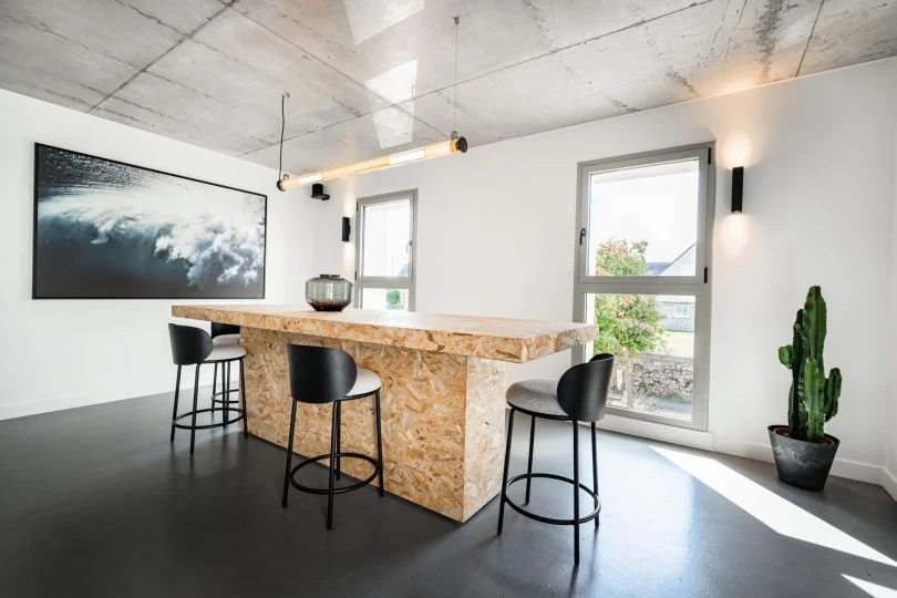 Table de réunion, cuisine et rangements en OSB dans les bureaux de l’agence Berg Immobilier à Plouharnel