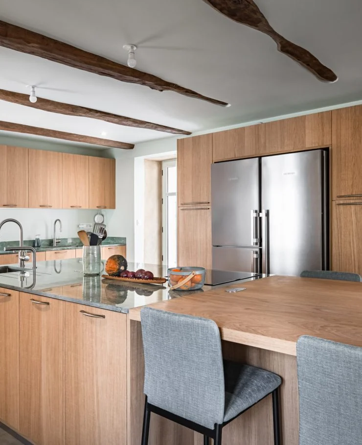 Cuisine sur mesure en bois avec plan de travail Dekton vert d’eau dans une maison de charme à Auray