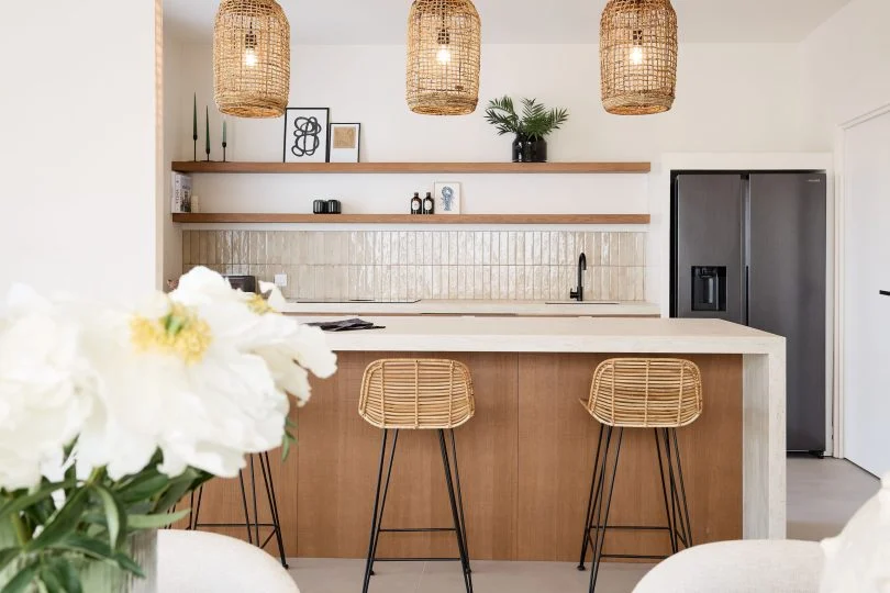 Cuisine sur mesure aux façades en chêne scié brun, plan en céramique travertin et poignées Leaf